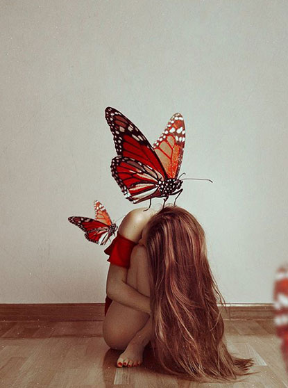 Mariposa posada encima de mujer