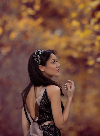 Mujer en un bosque otoñal