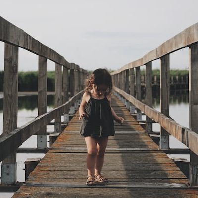 Niña por un puente