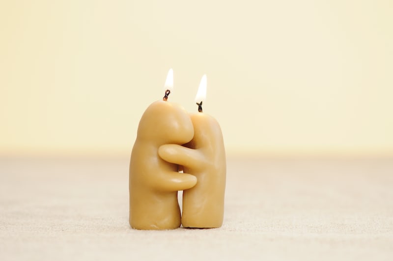 Velas de figuras abrazándose