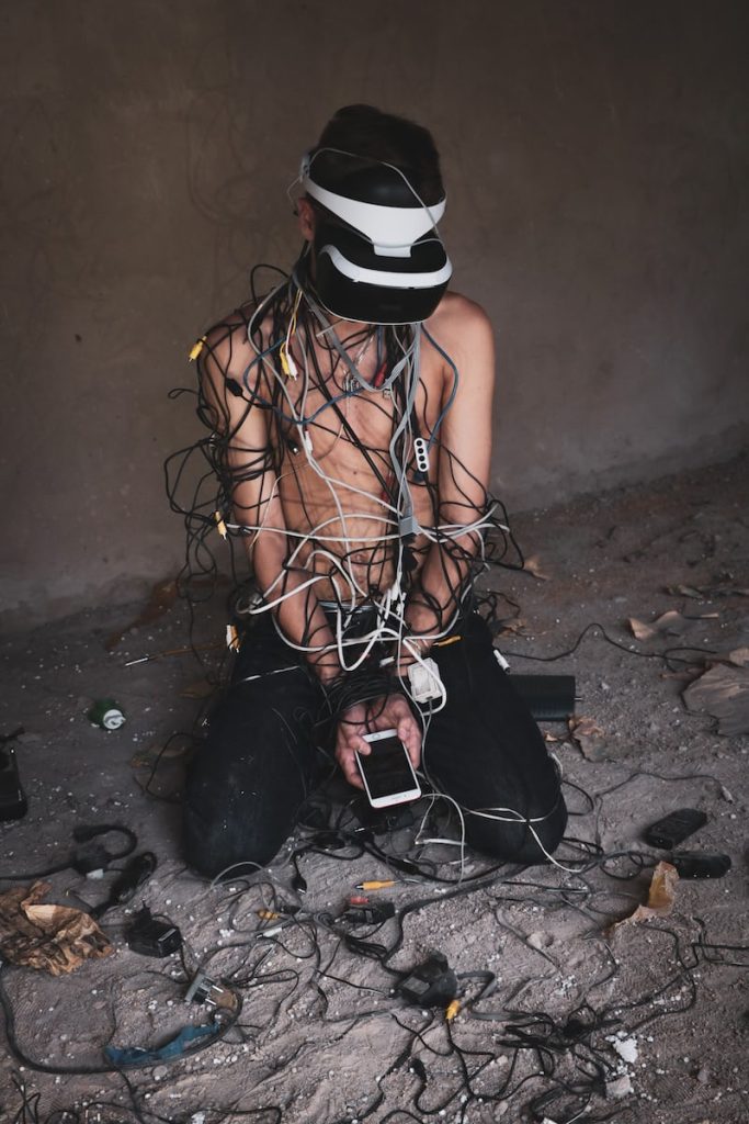 Hombre maniatado con cables